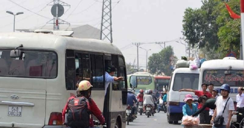 Toàn cảnh Bến xe Mỹ Đình, Hà Nội với nhiều xe khách đang đỗ hoặc di chuyển, thể hiện sự nhộn nhịp của trung tâm vận tải này, nơi xe Bắc Giang Mỹ Đình hoạt động.